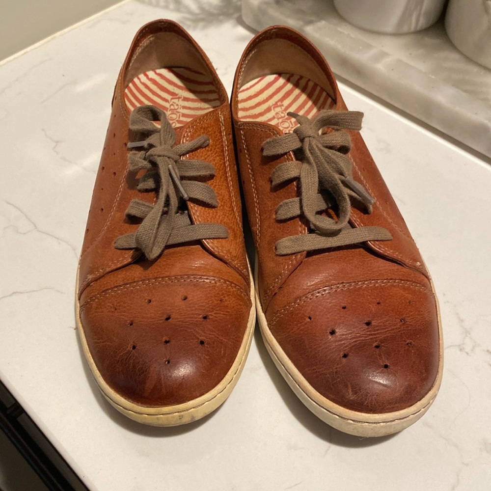 Taos holesome sneaker 6.5